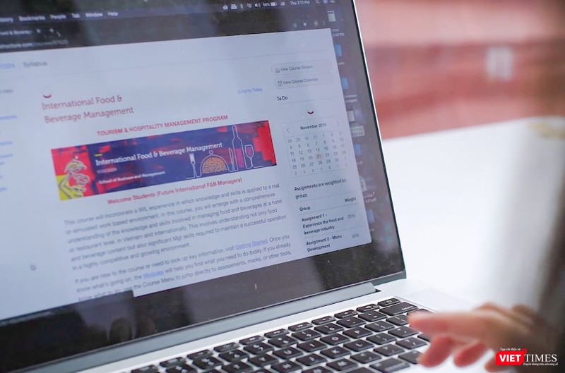 Làm việc trực tuyến là lựa chọn tối ưu với với nhiều ngành nghề trong bối cảnh dịch bệnh như hiện nay. Ảnh: Minh Ngọc. Làm việc trực tuyến là lựa chọn tối ưu với với nhiều ngành nghề trong bối cảnh dịch bệnh như hiện nay. Ảnh: Minh Ngọc.