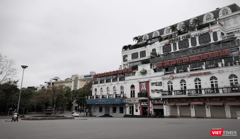 Mặc dù khu vực trung tâm Hà Nội những ngày cách ly xã hội trở nên rất vắng vẻ, nhưng vẫn có một số đối tượng ra đường dù không có việc thật sự cần thiết. Ảnh: Anh Lê. Mặc dù khu vực trung tâm Hà Nội những ngày cách ly xã hội trở nên rất vắng vẻ, nhưng vẫn có một số đối tượng ra đường dù không có việc thật sự cần thiết. Ảnh: Anh Lê.