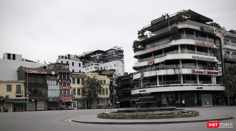 Hình ảnh gần như chưa từng có tại Hà Nội: Quảng trường Đông Kinh Nghĩa Thục không một bóng người. Ảnh chụp ngày 5/4. Hình ảnh gần như chưa từng có tại Hà Nội: Quảng trường Đông Kinh Nghĩa Thục không một bóng người. Ảnh chụp ngày 5/4.