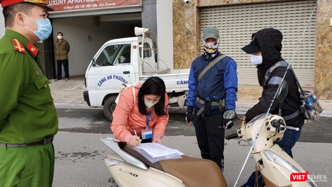 Hai người đàn ông đi câu cá (bên phải ảnh) thừa nhận lỗi sai và thực hiện nộp phạt. Hai người đàn ông đi câu cá (bên phải ảnh) thừa nhận lỗi sai và thực hiện nộp phạt.