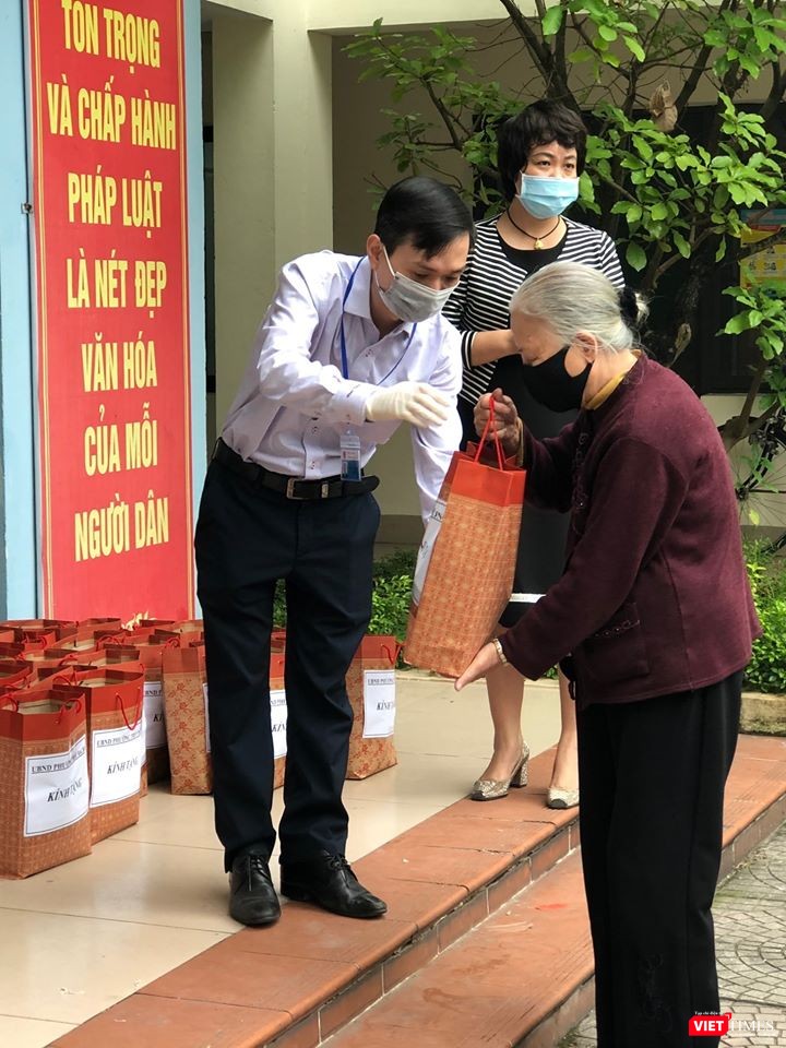 Ông Nguyễn Dân Huy thay mặt UBND phường Trúc Bạch và những tấm lòng thiện nguyện trao tặng 50 suất quà, mỗi suất trị giá 200.000 đồng đến các trường hợp khó khăn khi thực hiện giãn cách xã hội trên địa bàn phường Phúc Xá với mục tiêu chăm lo cho nhân dân thì không phân biệt địa giới hành chính. UBND phường Trúc Bạch phối hợp với những tấm lòng thiện nguyện tổ chức trao tặng 50 xuất quà, mỗi xuất trị giá 200.000 đồng đến các trường hợp khó khăn khi thực hiện giãn cách xã hội trên địa bàn phường Phúc Xá. Chăm lo cho nhân dân thì không phân biệt địa giới hành chính