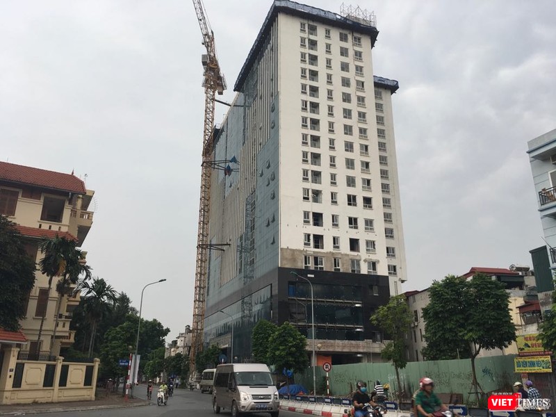Công trình 8B Lê Trực (Ba Đình - Hà Nội) kéo dài gần 10 năm, trong đó, có gần 5 năm phát hiện sai phạm nhưng TP. Hà Nội vẫn loay hoay chưa xử lý dứt điểm được