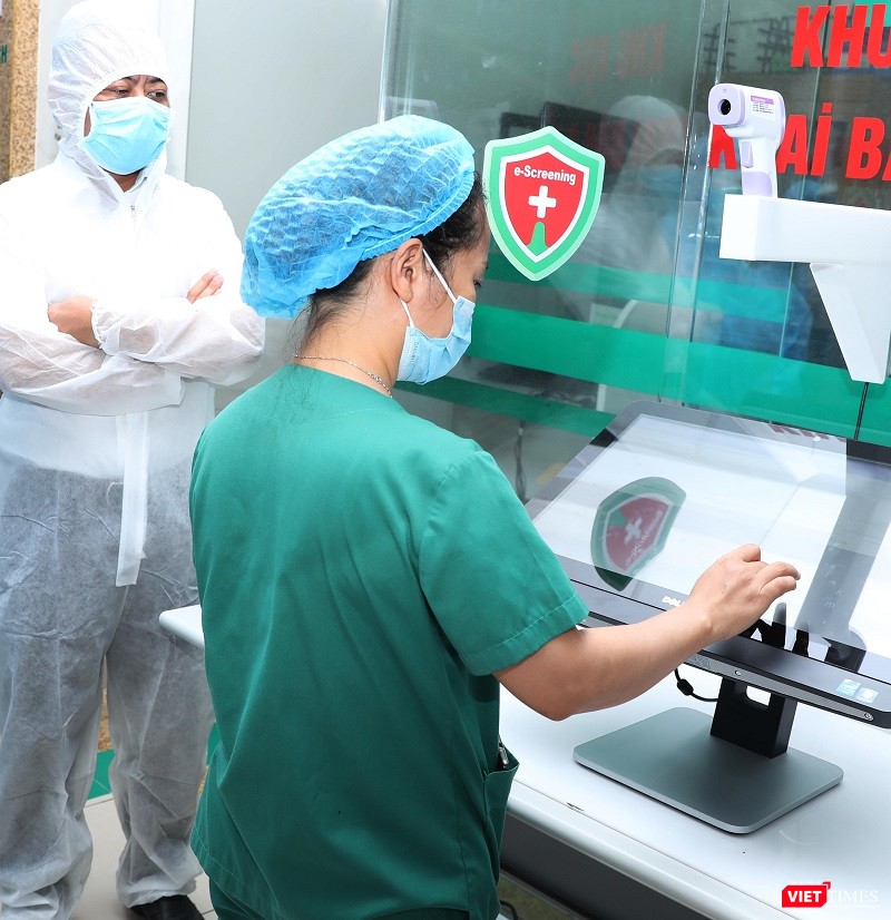 Giải pháp sàng lọc không tiếp xúc có nhiều tính năng như: đa ngôn ngữ, đo thân nhiệt, lưu trữ dữ liệu của người nhập liệu, truy xuất lịch sử đi lại,…