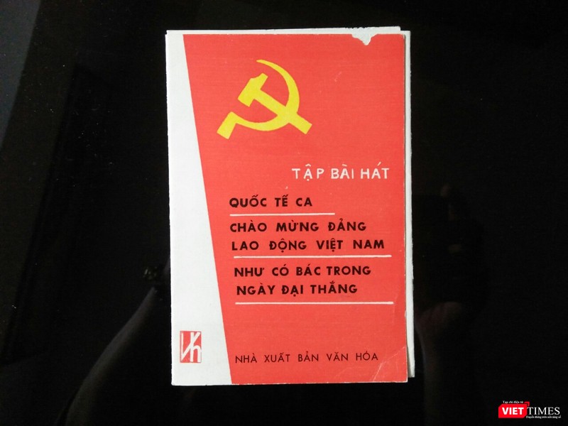 Bìa cuốn sổ bài hát đầu tiên in bài "Như có Bác trong ngày vui đại thắng". Ảnh: Thục Nhi Bìa cuốn sổ bài hát đầu tiên in bài "Như có Bác trong ngày vui đại thắng". Ảnh: Thục Nhi