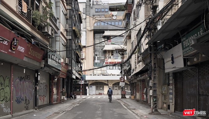 Những con phố kinh doanh sầm uất bậc nhất Hà Nội phải đóng cửa vì COVID-19. Những con phố kinh doanh sầm uất bậc nhất Hà Nội phải đóng cửa vì COVID-19.