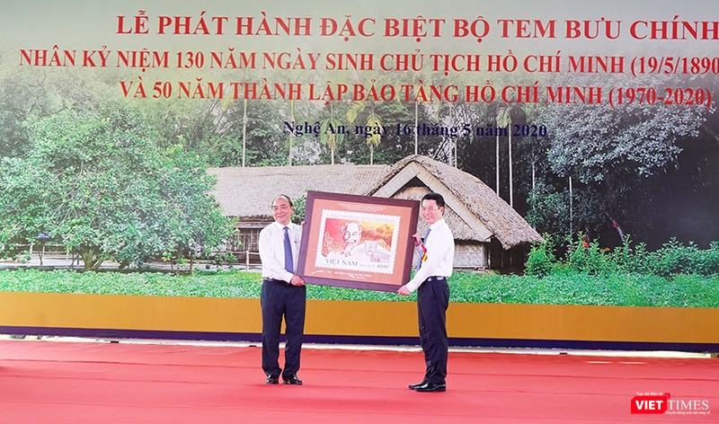 Bộ trưởng Bộ Thông tin và Truyền thông Nguyễn Mạnh Hùng đã tặng Thủ tướng Nguyễn Xuân Phúc tranh tem.