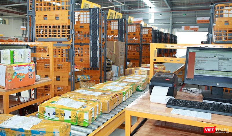 Hệ thống dây chuyền khai thác chia chọn tự động của Trung tâm Vận chuyển và Kho vận khu vực Bắc miền Trung. Hệ thống dây chuyền khai thác chia chọn tự động của Trung tâm Vận chuyển và Kho vận khu vực Bắc miền Trung.