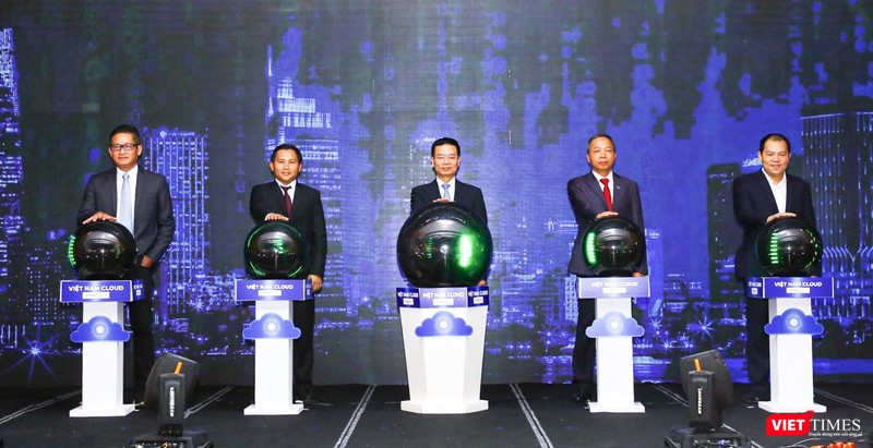 Bộ trưởng Nguyễn Mạnh Hùng và bốn doanh nghiệp điện toán đám mây nòng cốt thực hiện nghi thức nhấn nút khởi động Chiến dịch thúc đẩy chuyển đổi số bằng công nghệ điện toán đám mây Việt Nam. Bộ trưởng Nguyễn Mạnh Hùng và bốn doanh nghiệp điện toán đám mây nòng cốt thực hiện nghi thức nhấn nút khởi động Chiến dịch thúc đẩy chuyển đổi số bằng công nghệ điện toán đám mây Việt Nam.