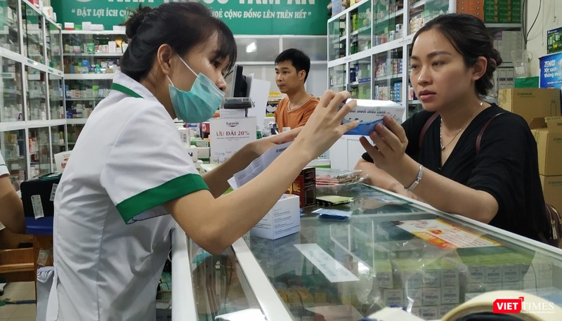 Bộ Y tế khẳng định sẽ đảm bảo quyền tiếp cận thuốc của người bệnh, dù qua ở bệnh viên công hay nhà thuốc tư nhân. Ảnh minh họa. Bộ Y tế khẳng định sẽ đảm bảo quyền tiếp cận thuốc của người bệnh, dù qua ở bệnh viên công hay nhà thuốc tư nhân. Ảnh minh họa.