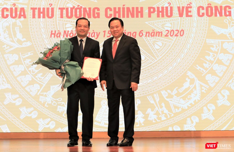 Lễ công bố quyết định Thủ tướng Chính phủ bổ nhiệm ông Phạm Đức Long giữ chức Chủ tịch Hội đồng thành viên Tập đoàn VNPT vừa diễn ra chiều nay (15/6). Lễ công bố quyết định Thủ tướng Chính phủ bổ nhiệm ông Phạm Đức Long giữ chức Chủ tịch Hội đồng thành viên Tập đoàn VNPT vừa diễn ra chiều nay (15/6).