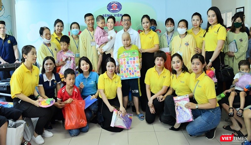 Các nhà hảo tâm, thành viên tổ chức "Lớp học hạnh phúc" tại Bệnh viện K3. Các nhà hảo tâm, thành viên tổ chức "Lớp học hạnh phúc" tại Bệnh viện K3.