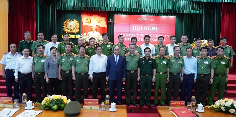 Thủ tướng Nguyễn Xuân Phúc và các cán bộ dự hội nghị. Ảnh: BCA. Thủ tướng Nguyễn Xuân Phúc và các cán bộ dự hội nghị. Ảnh: BCA.