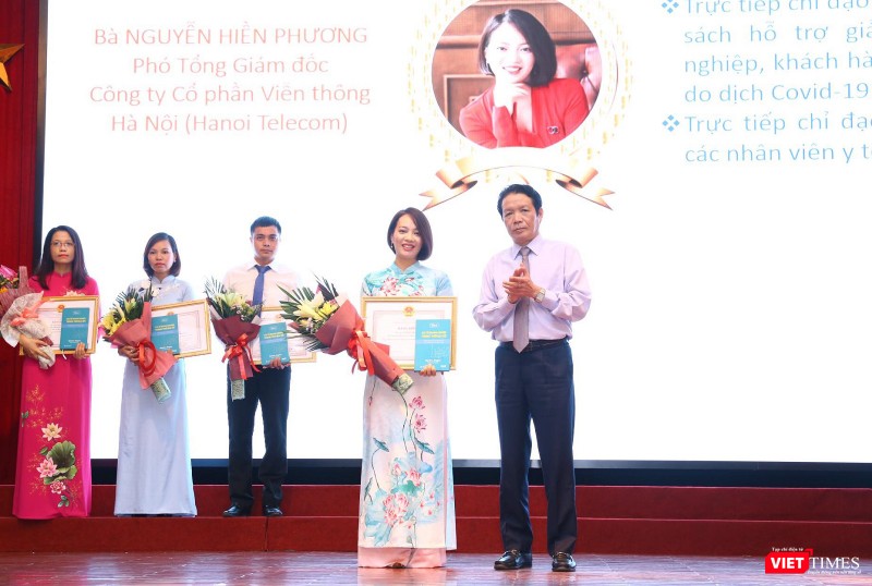 Bà Nguyễn Hiền Phương - Phó Tổng Giám đốc Hanoi Telecom - một trong những đại diện nhận khen thưởng của Bộ TT&TT về thành tích xuất sắc tham gia công tác phòng, chống dịch COVID-19.