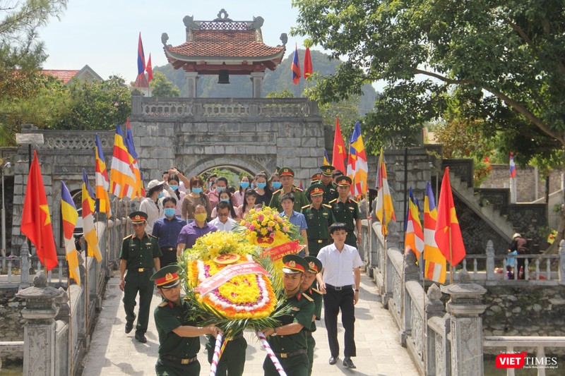 Đoàn đại biểu dâng hoa tại Đài tưởng niệm trong khuôn viên Nghĩa trang liệt sĩ quốc tế Việt - Lào. Đoàn đại biểu dâng hoa tại Đài tưởng niệm trong khuôn viên Nghĩa trang liệt sĩ quốc tế Việt - Lào.