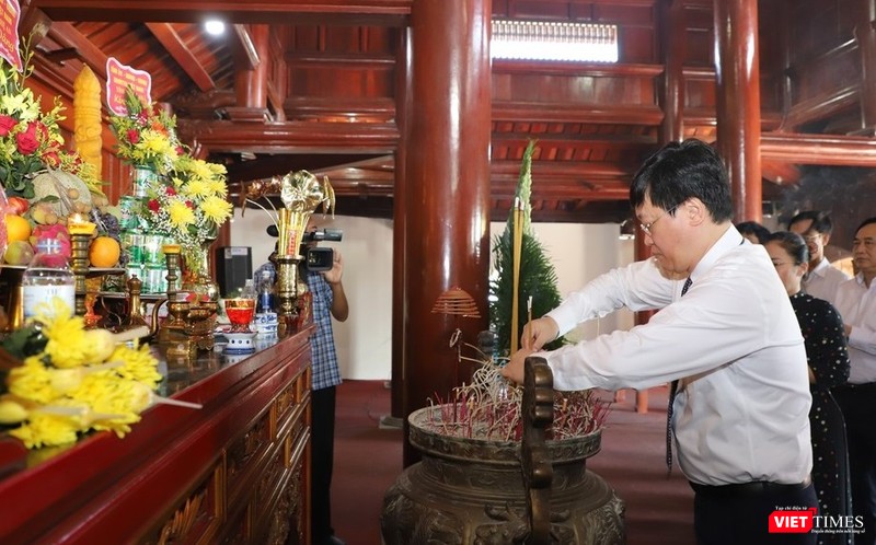 Chủ tịch UBND tỉnh Nguyễn Đức Trung dâng hương nhà tưởng niệm tại Nghĩa trang liệt sĩ quốc tế Việt Lào. Chủ tịch UBND tỉnh Nguyễn Đức Trung dâng hương nhà tưởng niệm tại Nghĩa trang liệt sĩ quốc tế Việt Lào.