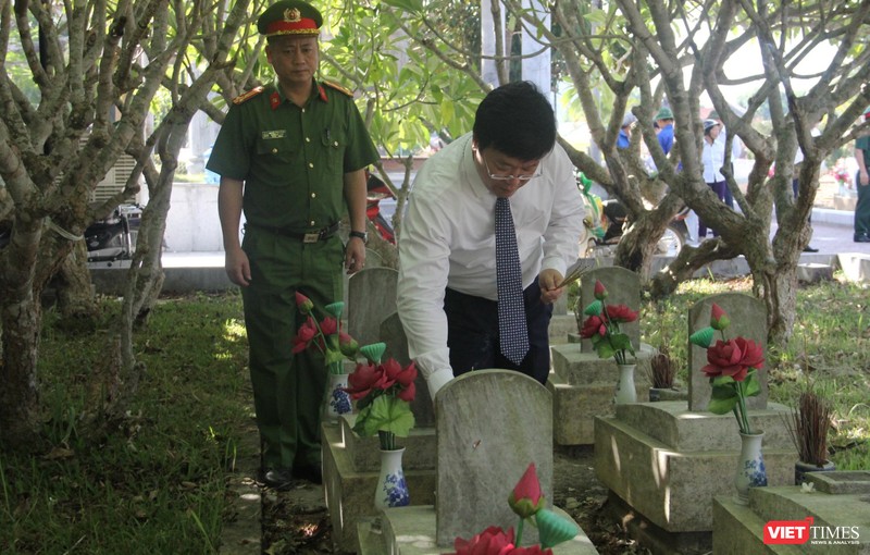 Đoàn thắp hương tại phần mộ các liệt sĩ đang an nghỉ tại Nghĩa trang liệt sĩ quốc tế Việt - Lào.