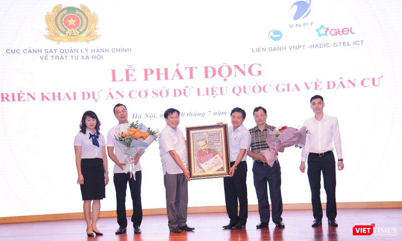 Lễ phát động triển khai dự án Cơ sở dữ liệu quốc gia về dân cư vừa diễn ra ngày 20/7. Lễ phát động triển khai dự án Cơ sở dữ liệu quốc gia về dân cư vừa diễn ra ngày 20/7.