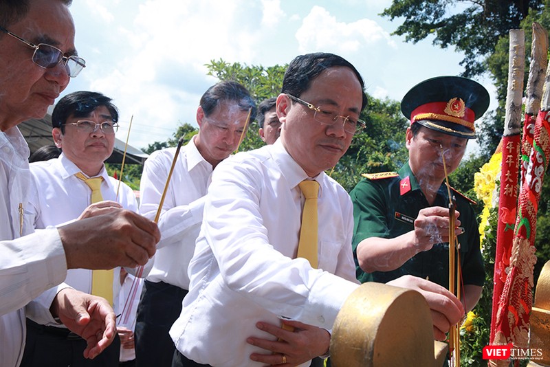 Thứ trưởng Bộ TT&TT Phạm Anh Tuấn và các đại biểu dâng hương tại Nhà Truyền thống Khu căn cứ Ban Giao bưu vận và Ban Thông tin liên lạc Trung ương Cục miền Nam Thứ trưởng Bộ TT&TT Phạm Anh Tuấn và các đại biểu dâng hương tại Nhà Truyền thống Khu căn cứ Ban Giao bưu vận và Ban Thông tin liên lạc Trung ương Cục miền Nam