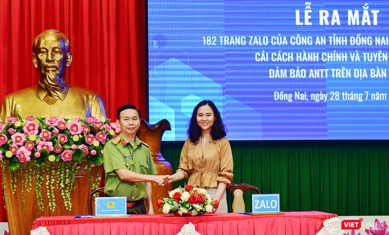 Đại tá Trần Tiến Đạt - Phó Giám đốc Công an tỉnh Đồng Nai và đại diện Dự án Zalo 4.0 ký kết hợp tác. Đại tá Trần Tiến Đạt - Phó Giám đốc Công an tỉnh Đồng Nai và đại diện Dự án Zalo 4.0 ký kết hợp tác.