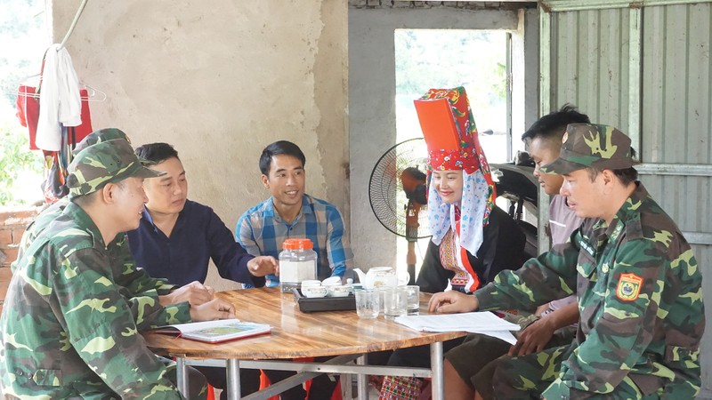 Lực lượng Biên phòng cửa khẩu Bình Liêu tuyên truyền vận động người dân không XNC trái phép tại thôn Phai Lầu (huyện Bình Liêu). (Ảnh: UBND tỉnh QN) Lực lượng Biên phòng cửa khẩu Bình Liêu tuyên truyền vận động người dân không XNC trái phép tại thôn Phai Lầu (huyện Bình Liêu).