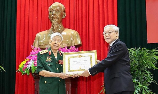 Tổng Bí thư, Chủ tịch nước Nguyễn Phú Trọng trao Huy hiệu 70 năm tuổi Đảng cho nguyên Tổng Bí thư Lê Khả Phiêu (ngày 25/8/2019)..