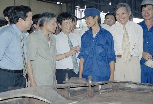 Tổng Bí thư Lê Khả Phiêu thăm Sư đoàn không quân 370, ngày 19/2/1998, tại Cần Thơ. Tổng Bí thư Lê Khả Phiêu thăm Sư đoàn không quân 370, ngày 19/2/1998, tại Cần Thơ.