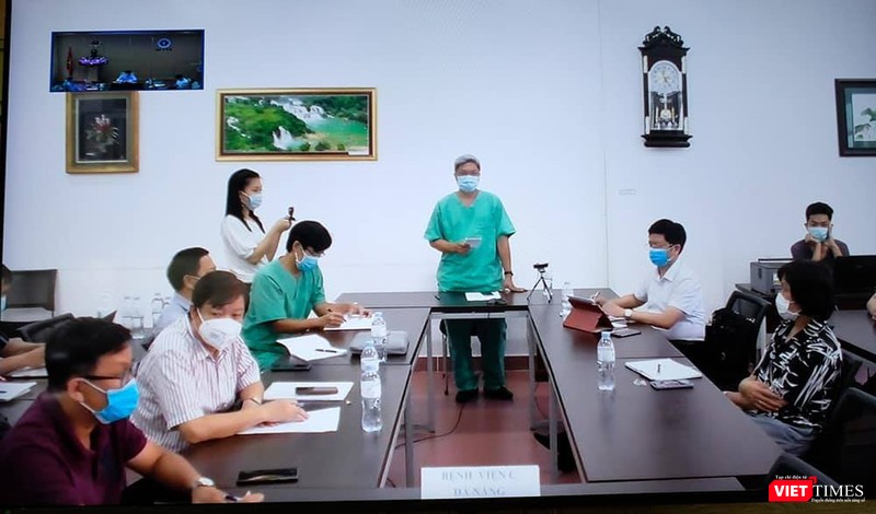 Thứ trưởng Bộ Y tế Nguyễn Trường Sơn thông tin từ điểm cầu Đà Nẵng. Ảnh: Trần Minh. Thứ trưởng Bộ Y tế Nguyễn Trường Sơn thông tin từ điểm cầu Đà Nẵng. Ảnh: Trần Minh.