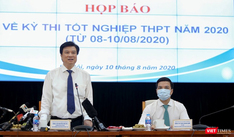 Thứ trưởng Bộ GD&ĐT trao đổi tại họp báo.