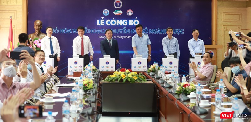 Lễ bấm nút khởi động chuyển đổi số ngành dược. Lễ bấm nút khởi động chuyển đổi số ngành dược.