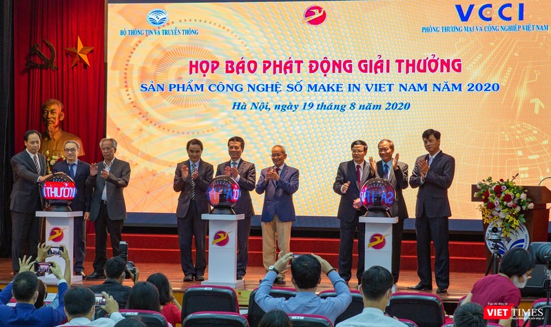 Đại diện Ban Tổ chức, Ban Giám khảo chính thức bấm nút phát động giải thưởng. Đại diện Ban Tổ chức, Ban Giám khảo chính thức bấm nút phát động giải thưởng.