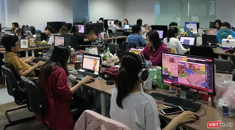 PGS.TS. Trần Đình Thiên kêu gọi doanh nghiệp hãy đổi mới sáng tạo và chuyển động cùng Cách mạng Công nghiệp 4.0. PGS.TS. Trần Đình Thiên kêu gọi doanh nghiệp hãy đổi mới sáng tạo và chuyển động cùng Cách mạng Công nghiệp 4.0.