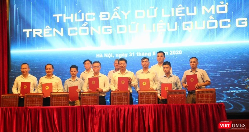 Bộ TT&TT và các bộ, ngành, đơn vị ký biên bản hợp tác về thúc đẩy dữ liệu mở và đồng hành trong việc triển khai Cổng dữ liệu quốc gia Bộ TT&TT và các bộ, ngành, đơn vị ký biên bản hợp tác về thúc đẩy dữ liệu mở và đồng hành trong việc triển khai Cổng dữ liệu quốc gia