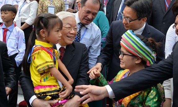 Tổng Bí thư, Chủ tịch nước Nguyễn Phú Trọng trò chuyện thân mật và động viên Đoàn học sinh, sinh viên (HS, SV) tiêu biểu, xuất sắc năm học 2017-2018. Ảnh: VGP.