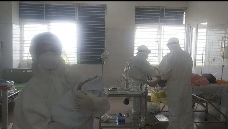 Sáng 10/9, ekip các bác sĩ của khoa Ngoại sản, Bệnh viện Bệnh nhiệt đới Trung ương đã đỡ đẻ thành công cho sản phụ dương tính với SARS-COV-2. Ảnh: BYT. Sáng 10/9, ekip các bác sĩ của khoa Ngoại sản, Bệnh viện Bệnh nhiệt đới Trung ương đã đỡ đẻ thành công cho sản phụ dương tính với SARS-COV-2. Ảnh: BYT.