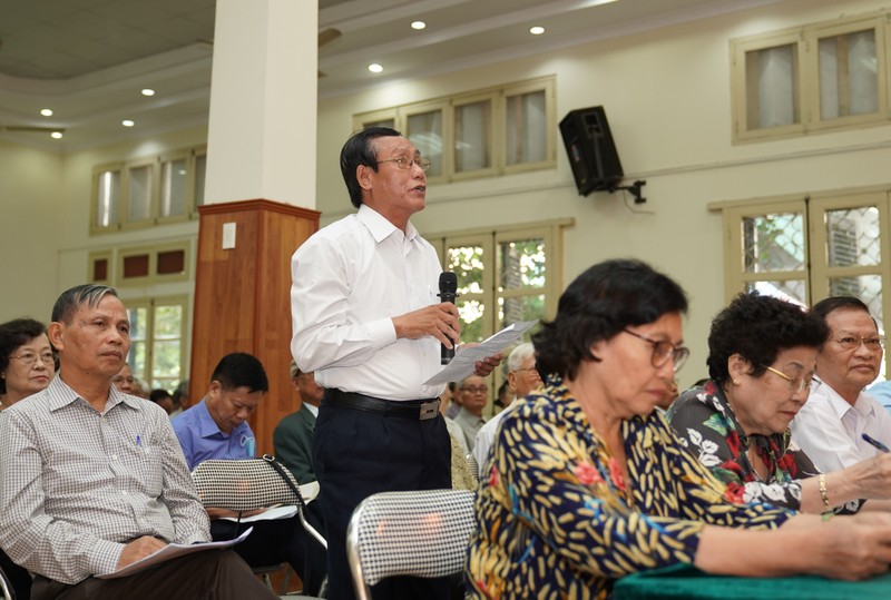 Cử tri nêu những vấn đề "nóng" tại cuộc tiếp xúc. Ảnh: VGP. Cử tri nêu những vấn đề "nóng" tại cuộc tiếp xúc. Ảnh: VGP.