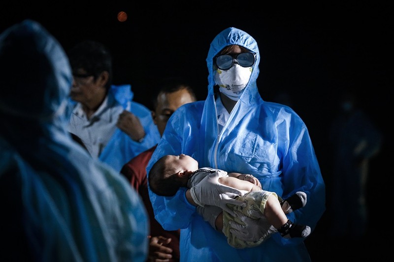 Giải Nhất hạng mục ảnh chụp chuyên nghiệp - “Ngủ ngon nhé con yêu, có ta ở đây rồi” chụp 19/06/2020 lúc 20h49 tại điểm đón công dân về từ nước ngoài thực hiện cách ly theo dõi COVID-19 thuộc Trung đoàn 814 - Bộ Chỉ huy Quân sự tỉnh Hòa Bình. Giải Nhất hạng mục ảnh chụp chuyên nghiệp - “Ngủ ngon nhé con yêu, có ta ở đây rồi” chụp 19/06/2020 lúc 20h49 tại điểm đón công dân về từ nước ngoài thực hiện cách ly theo dõi COVID-19 thuộc Trung đoàn 814 - Bộ Chỉ huy Quân sự tỉnh Hòa Bình.