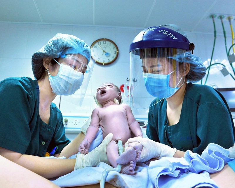 Giải ảnh truyền cảm hứng - tác phẩm “Khoảnh khắc ra đời trong mùa dịch”, được chụp tại bệnh viện Phụ sản Trung ương ngay từ những ngày đầu có dịch đã triển khai nhiều giải pháp nhằm ngăn ngừa virus Corona. Giải ảnh truyền cảm hứng - tác phẩm “Khoảnh khắc ra đời trong mùa dịch”, được chụp tại bệnh viện Phụ sản Trung ương ngay từ những ngày đầu có dịch đã triển khai nhiều giải pháp nhằm ngăn ngừa virus Corona.