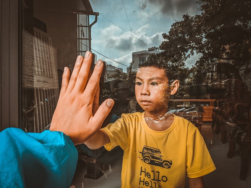 Tác phẩm “Ranh giới mong manh” với nhân vật là bé Gia Huy phải cách ly gia đình trong đại dịch - Tác phẩm đoạt giải Nhất hạng mục ảnh chụp bằng điện thoại Tác phẩm “Ranh giới mong manh” với nhân vật là bé Gia Huy phải cách ly gia đình trong đại dịch - Tác phẩm đoạt giải Nhất hạng mục ảnh chụp bằng điện thoại