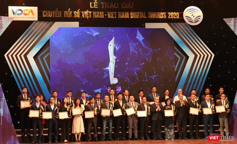 GS. TSKH Đặng Vũ Minh – Chủ tịch Liên hiệp các Hội Khoa học và Kỹ thuật Việt Nam và TS. Phan Tâm – Thứ trưởng Bộ Thông tin và Truyền thông – trao Cúp và chứng nhận cho Hạng mục giải thưởng Sản phẩm, dịch vụ, giải pháp công nghế số tiêu biểu và giải thưởng Thu hẹp khoảng cách số.