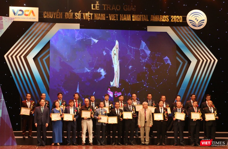 TS. Phan Xuân Dũng – Chủ nhiệm Ủy ban Khoa học, Công nghệ và Môi trường của Quốc hội và TS. Nguyễn Quân – Nguyên Bộ Trưởng Khoa học &amp; Công nghệ, Chủ tịch Hội đồng Chung khảo Giải thưởng Chuyển đổi số Việt Nam 2020 - trao Cúp và Chứng nhận cho cơ quan nhà nước, doanh nghiệp chuyển đổi số xuất sắc.