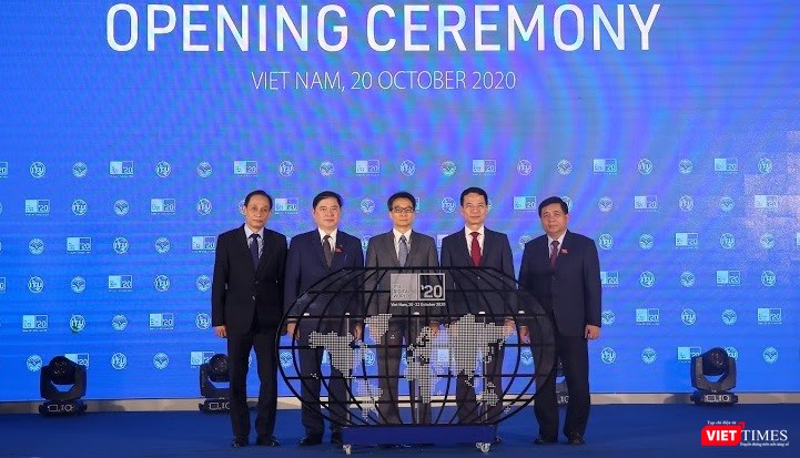 Phó Thủ tướng Vũ Đức Đam và lãnh đạo các bộ ngành thực hiện nghi thức khai mạc Hội nghị và triển lãm Thế giới số 2020. Ảnh: Lê Minh Sơn.