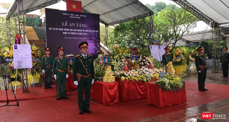 Lễ an táng diễn ra theo nghi thức của quân đội, với không khí trang nghiêm. Lễ an táng diễn ra theo nghi thức của quân đội, với không khí trang nghiêm.