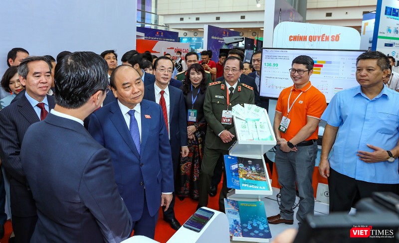 Thủ tướng Nguyễn Xuân Phúc tham quan triển lãm các mô hình, công nghệ tiêu biểu cho đô thị thông minh với sự tham gia của các địa phương và doanh nghiệp trong nước và quốc tế. Thủ tướng Nguyễn Xuân Phúc tham quan triển lãm các mô hình, công nghệ tiêu biểu cho đô thị thông minh với sự tham gia của các địa phương và doanh nghiệp trong nước và quốc tế.