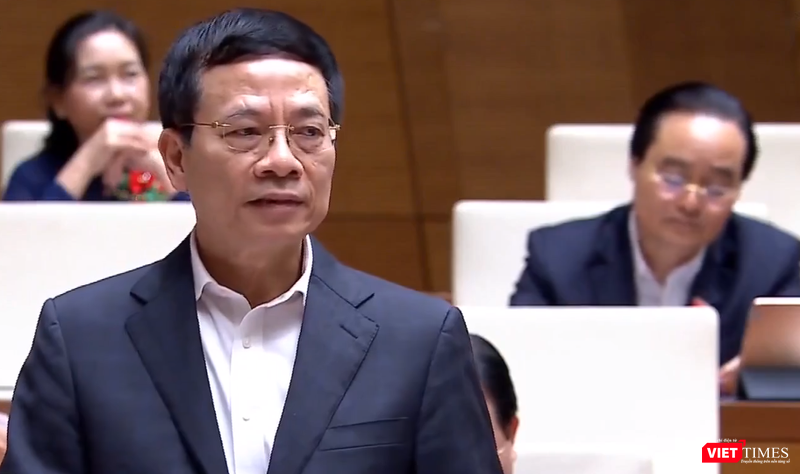 Bộ trưởng Nguyễn Mạnh Hùng trả lời chất vấn. Bộ trưởng Nguyễn Mạnh Hùng trả lời chất vấn.