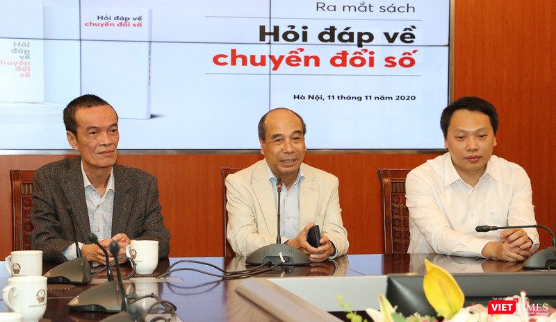 Nhóm tác giả của cuốn "Hỏi đáp về chuyển đổi số". Ảnh: Đăng Khoa. Nhóm tác giả của cuốn "Hỏi đáp về chuyển đổi số". Ảnh: Đăng Khoa.