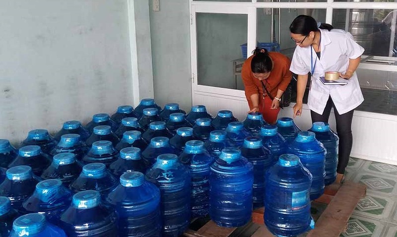 Người trực tiếp sản xuất nước uống đóng chai phải được khám sức khỏe định kỳ hàng năm và được xác nhận đủ sức khỏe để tham gia sản xuất thực phẩm.