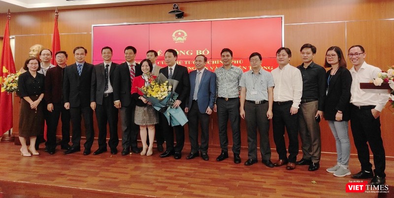 Các cán bộ của Cục Tin học hoá chúc mừng tân Thứ trưởng Nguyễn Huy Dũng. Các cán bộ của Cục Tin học hoá chúc mừng tân Thứ trưởng Nguyễn Huy Dũng.