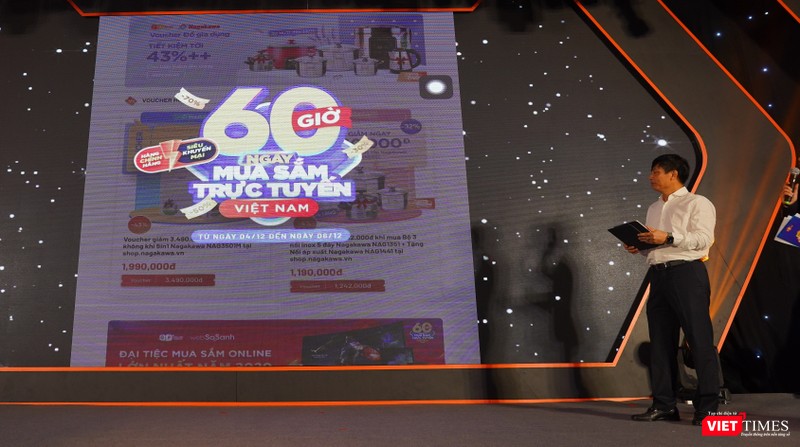 Ông Đặng Hoàng Hải trải nghiệm mua sắm trực tuyến trên ứng dụng Online Friday. Ông Đặng Hoàng Hải trải nghiệm mua sắm trực tuyến trên ứng dụng Online Friday.