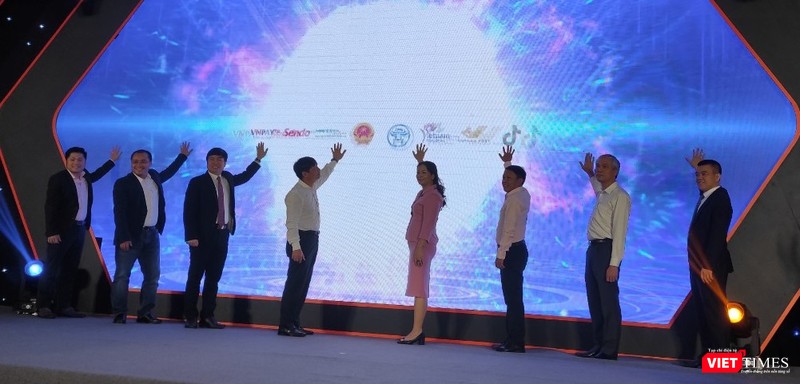 Đại diện Cục TMĐT & KTS và các đơn vị tham gia thực hiện nghi thức kích hoạt chương trình Online Friday 2020 Đại diện Cục TMĐT & KTS và các đơn vị tham gia thực hiện nghi thức kích hoạt chương trình Online Friday 2020