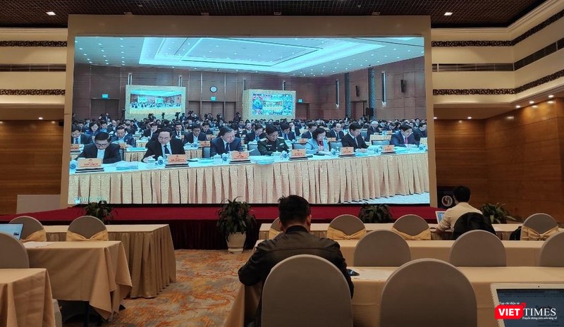 Hội nghị bàn về những cơ hội, thách thức và sẽ đưa ra những quyết sách quan trọng để đưa đất nước vững bước vào thời kỳ phát triển mới. Hội nghị bàn về những cơ hội, thách thức và sẽ đưa ra những quyết sách quan trọng để đưa đất nước vững bước vào thời kỳ phát triển mới.